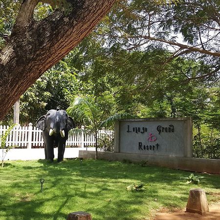 Lokuge Grand Resort Kataragama Bagian luar foto