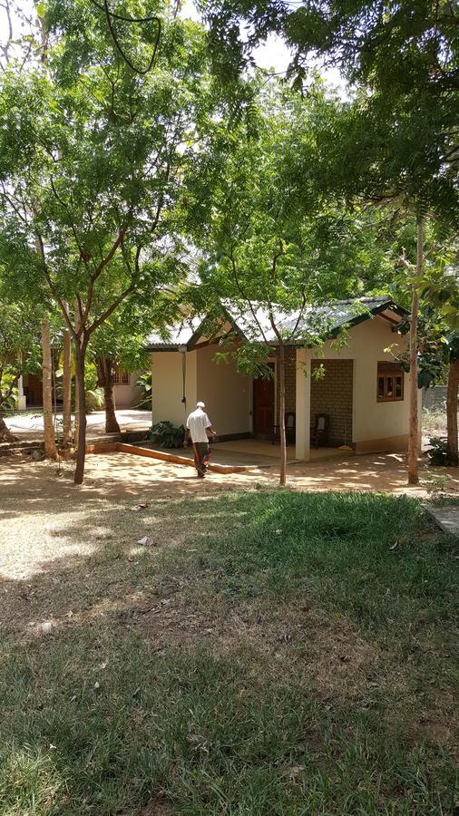 Lokuge Grand Resort Kataragama Bagian luar foto