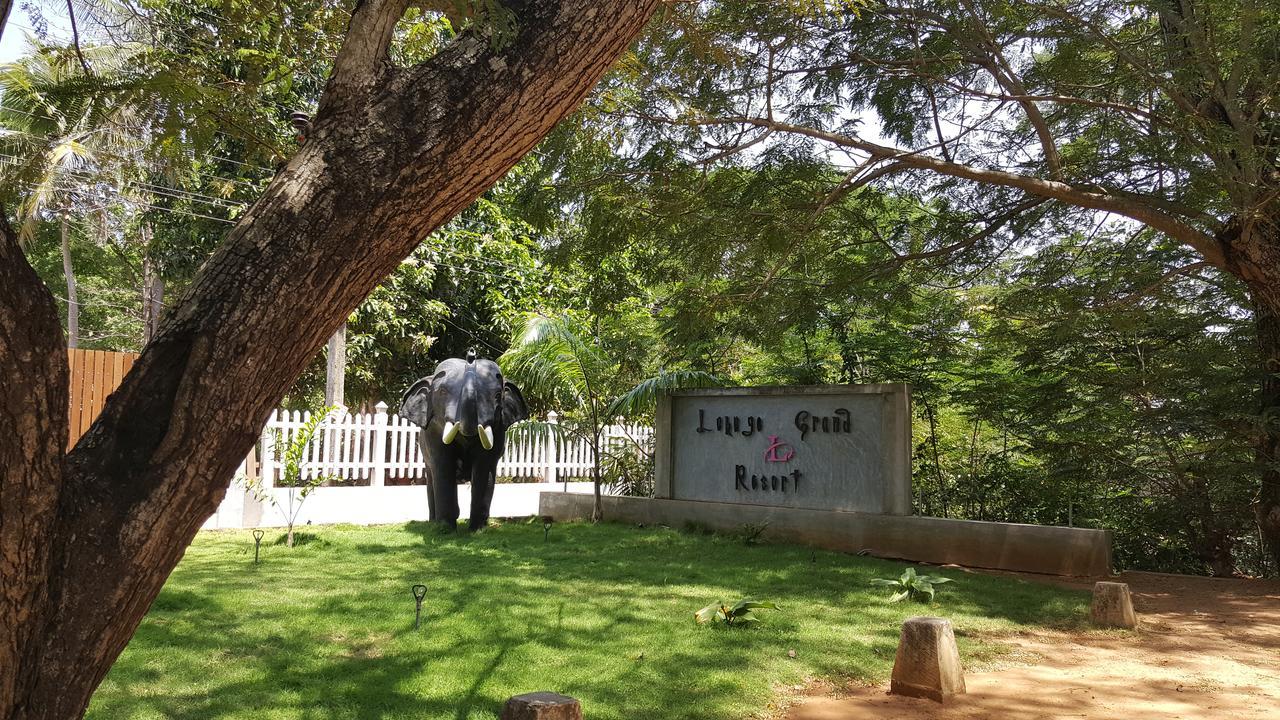 Lokuge Grand Resort Kataragama Bagian luar foto