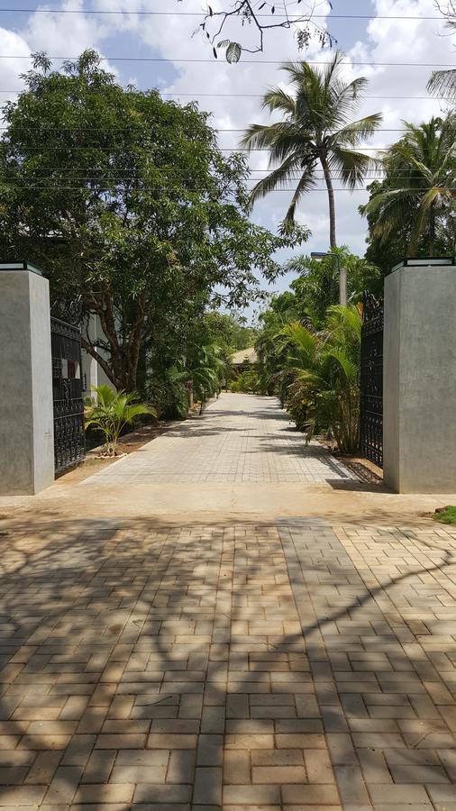 Lokuge Grand Resort Kataragama Bagian luar foto