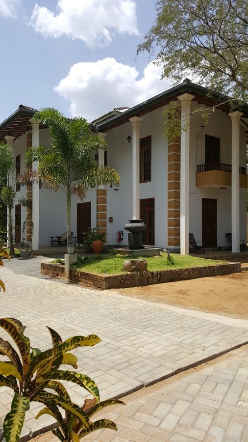 Lokuge Grand Resort Kataragama Bagian luar foto