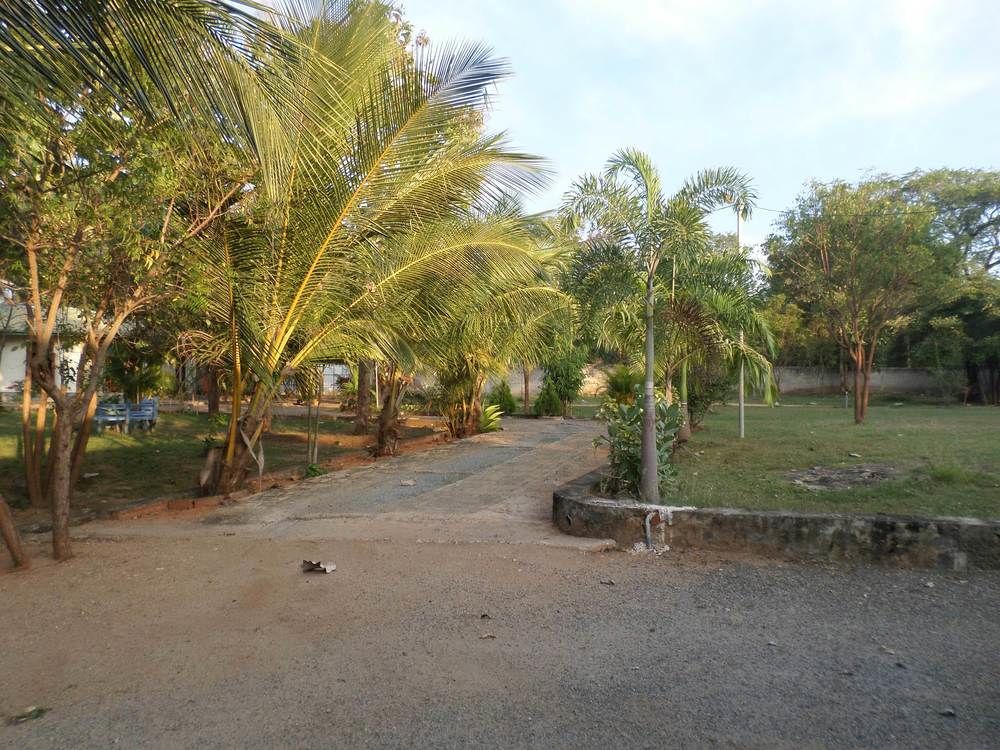 Lokuge Grand Resort Kataragama Bagian luar foto