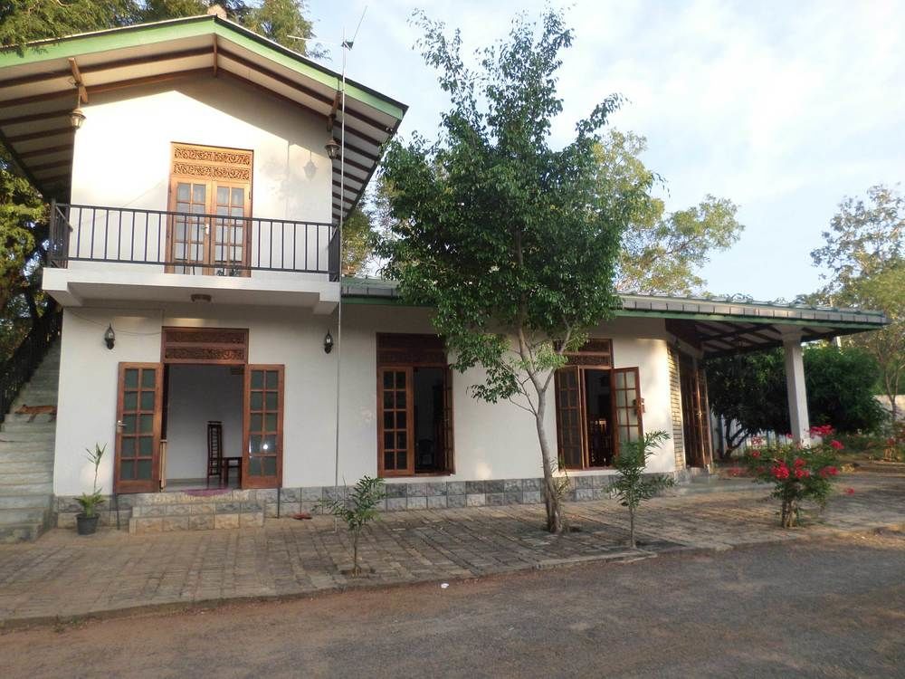 Lokuge Grand Resort Kataragama Bagian luar foto